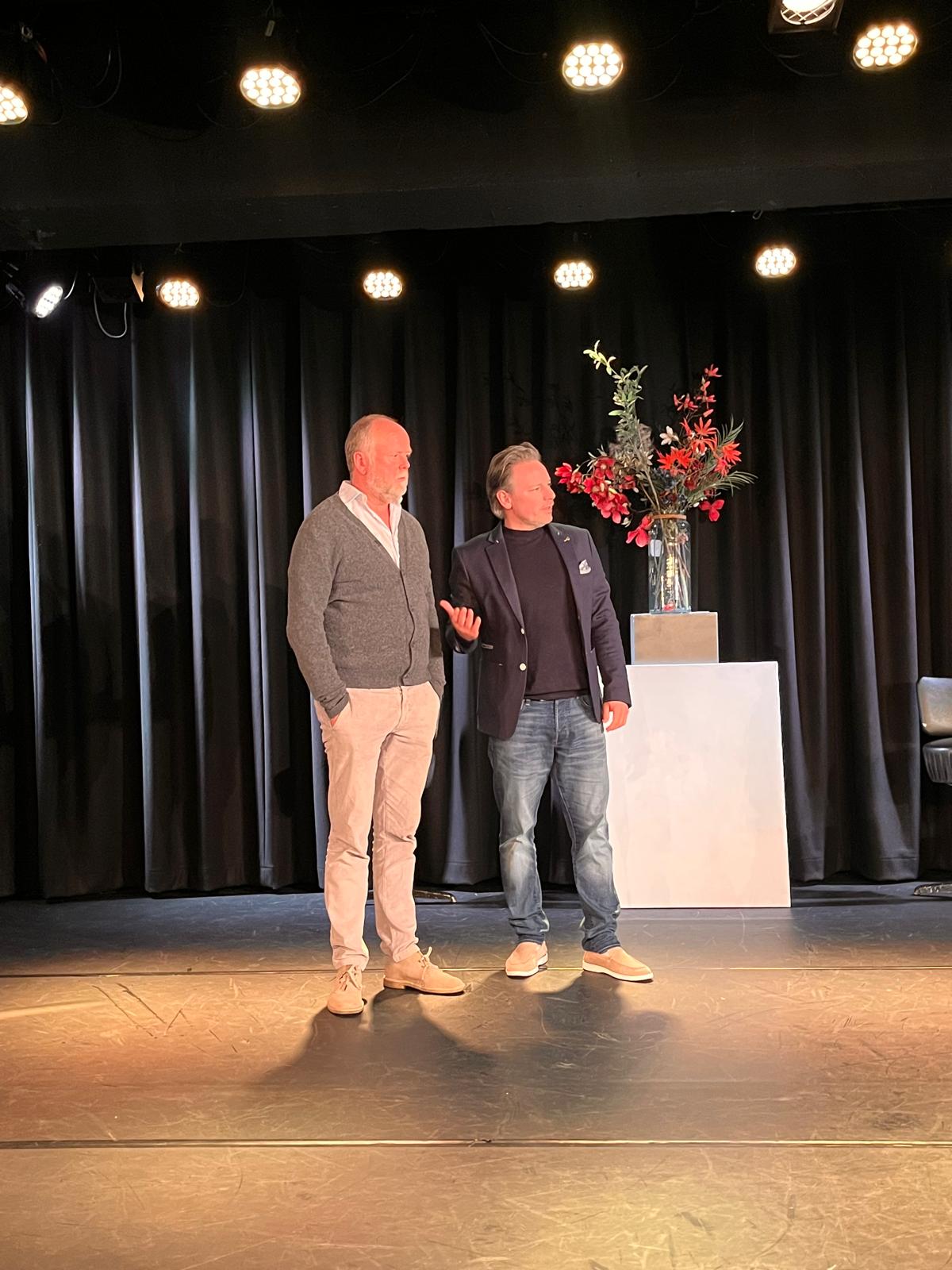 Is Dit Kunst? - de drie vrienden op het podium van Theater Bellevue